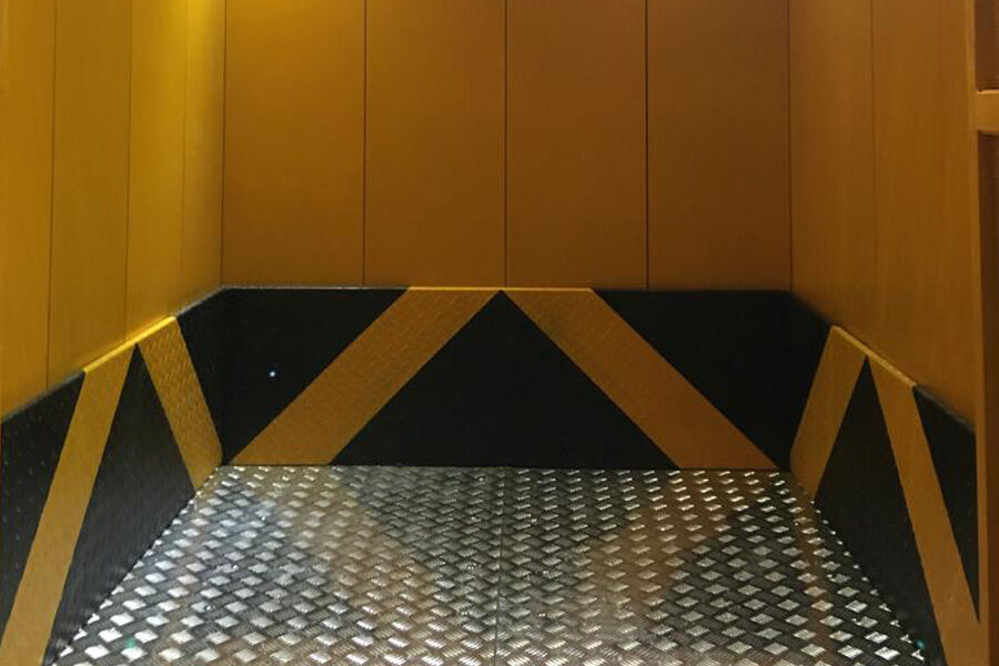 Cabina moderna de ascensor