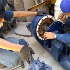 Técnico realizando mantenimiento de ascensor